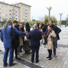 Šeimų sąjūdžio atstovai reikalavo atstatydinti A. Dulkį, žadėjo taikų mitingą