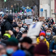 Vokietijoje tūkstančiai žmonių protestavo prieš COVID-19 suvaržymus ir privalomus skiepus