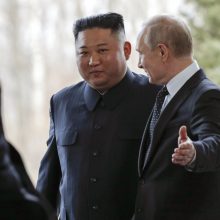 Kim Jong Unas ir V. Putinas per pirmą susitikimą žadėjo siekti glaudesnių ryšių