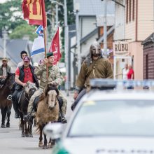 Kretingoje – neįprastas vaizdas: gatvėmis risnojo žemaitukų būrys