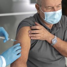 Izraelyje senjorai ir medikai galės gauti ketvirtąją vakcinos nuo COVID-19 dozę