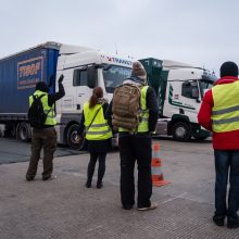 Prancūzijoje tęsiasi „geltonųjų liemenių“ protestai dėl brangių degalų