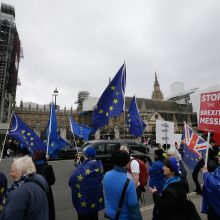 Nesėkmę dėl „Brexit“ patyrusi premjerė – pažeminta ir sutriuškinta