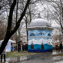 Tibeto skvere J. Ivanauskaitės kūrinių motyvai papuošė pastatą