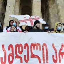 Sakartvele po opozicijos lyderio arešto protestuoja tūkstančiai žmonių