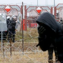Baltarusijos pasienyje įstrigę migrantai vėl mėgino prasiveržti į Lenkiją