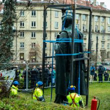 Žmonės apie nukeltą P. Cvirkos paminklą: tegul guli sąvartyne, jis mums nereikalingas