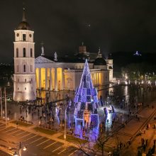 Sostinėje įžiebta siurreali Kalėdų eglė