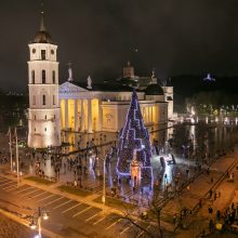 Sostinėje įžiebta siurreali Kalėdų eglė