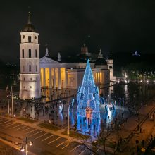 Sostinėje įžiebta siurreali Kalėdų eglė