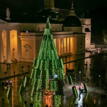 Sostinėje įžiebta siurreali Kalėdų eglė