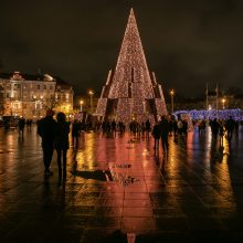 Sostinėje įžiebta siurreali Kalėdų eglė