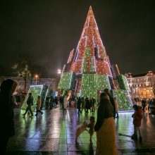 Sostinėje įžiebta siurreali Kalėdų eglė