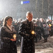 Prie Televizijos bokšto uždegtas laužas, per šimtą žmonių pagerbė Sausio 13-osios aukas 