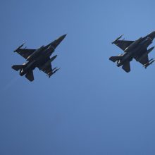 Į Rumuniją išsiųsti pirmieji F-16 naikintuvai ukrainiečių pilotams apmokyti