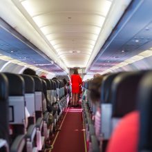Girta stiuardesė sužlugdė skrydį ir privertė bendrovę keleiviams mokėti kompensacijas