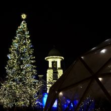 Miesto gimtadienį švenčiantys Telšiai įžiebė kalėdinę eglę