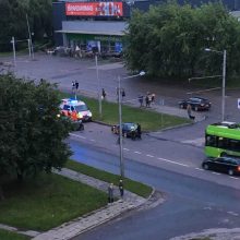 Kaune susidūrė du BMW automobiliai, nukentėjo vairuotojas ir keleivė