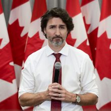 J. Trudeau: Kanadoje bent viena vakcinos nuo koronaviruso doze paskiepyti 65 proc. gyventojų