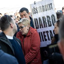 Tęsiant žiedinės sankryžos įrengimą Gariūnuose – prekeivių protestai