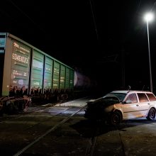 Uzbekistano piliečio vairuojamas automobilis pervažoje susidūrė su traukiniu