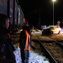 Uzbekistano piliečio vairuojamas automobilis pervažoje susidūrė su traukiniu