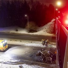 Vilniuje apsivertus automobiliui ir kilus gaisrui sudegė žmogus