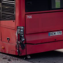 Vilniuje lengvasis automobilis rėžėsi į be rato likusį autobusą