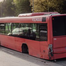 Vilniuje lengvasis automobilis rėžėsi į be rato likusį autobusą