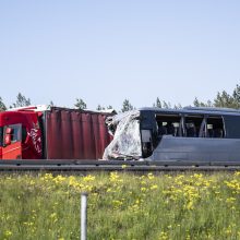 Vokietijoje sunkvežimiui įsirėžus į lenkų autobusą, sužeisti dešimtys žmonių