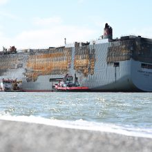 Gaisro nuniokotas krovininis laivas atvilktas į Nyderlandų uostą