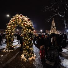 Šėliojant nykštukams, sužibo jaukumu alsuojanti pagrindinė Kretingos  eglė