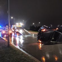 Prie Varnių tilto nuo kelio nuslydo ir apsivertė „Mercedes-Benz“ 