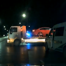 Veiverių gatvėje BMW rėžėsi į tvorą, dvi moterys išvežtos į ligoninę