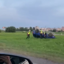 Netoli „Megos“ neblaivus „VW Golf“ vairuotojas nuo kelio nuvažiavo į pievą ir apsivertė