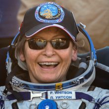JAV kosmoso čempionė P. Whitson grįžo į Žemę, nebuvusi joje iš viso 665 paras