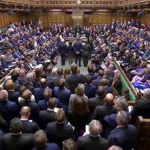 Britų parlamentas priėmė dvi ir atmetė penkias „Brexit“ plano pataisas 