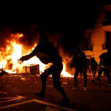 Prie Barselonos policijos būstinės kilo susirėmimų su protestuotojais