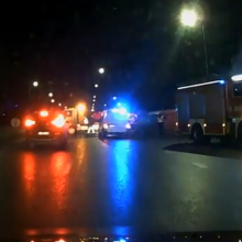 Veiverių gatvėje BMW rėžėsi į tvorą, dvi moterys išvežtos į ligoninę
