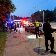 Vilniuje automobilis „Hyundai“ rėžėsi į stulpą, ugniagesiai išlaisvino prispaustus žmones