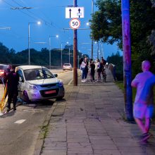 Vilniuje automobilis „Hyundai“ rėžėsi į stulpą, ugniagesiai išlaisvino prispaustus žmones