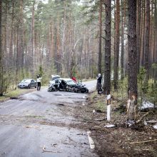 Vilniaus pakraštyje BMW rėžėsi į medį, iš automobilio liko metalo laužo krūva