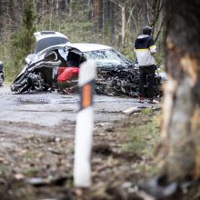 Vilniaus pakraštyje BMW rėžėsi į medį, iš automobilio liko metalo laužo krūva