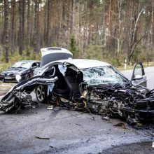 Vilniaus pakraštyje BMW rėžėsi į medį, iš automobilio liko metalo laužo krūva