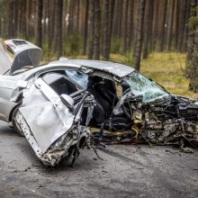 Vilniaus pakraštyje BMW rėžėsi į medį, iš automobilio liko metalo laužo krūva