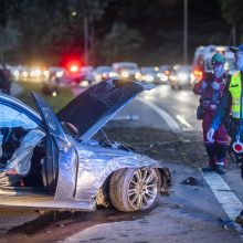 Sostinėje automobilis BMW rėžėsi į du stulpus ir apsisuko prieš eismą