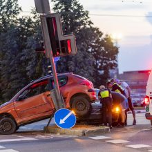 Vilniuje „Peugeot“ susidūrė su „Volvo“, apgadino šviesoforą ir pusiau pakibo ore