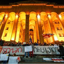 Sakartvele į gatves išėjo tūkstančiai opozicijos šalininkų 