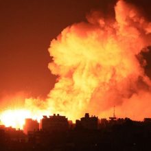Izraelis į Gazos Ruožą nuo šeštadienio paleido 4 000 tonų sprogmenų