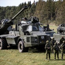 Švedija teigia apmokiusi Ukrainos karius naudotis vikšrinėmis kovos mašinomis